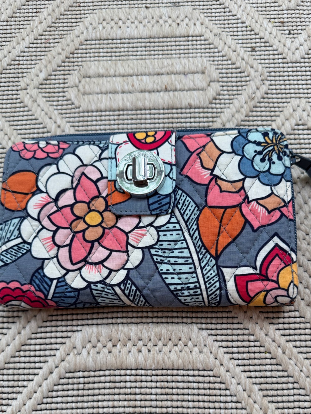 VERA BRADLEYTurnlock Zip Around Wallet - Falling Flowers - New without tag